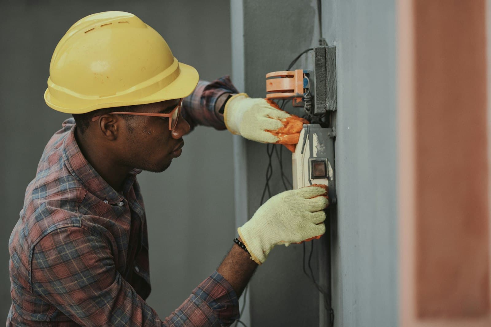 Elettricista al lavoro su impianto